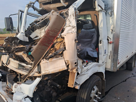 Colisão traseira entre dois veículos de carga na BR-060 deixa condutor ferido