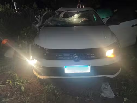 Mãe e filho morrem após batida entre carro e caminhão na BR-153