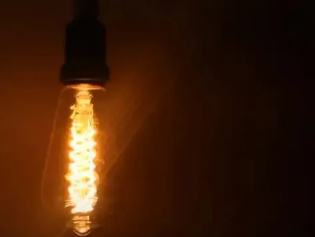 Aneel aciona bandeira tarifária vermelha 2 para outubro; conta de luz fica mais cara