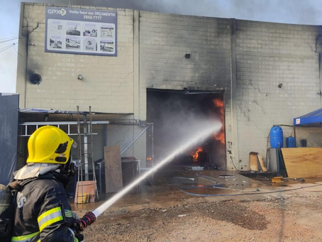 Incêndio em lote atinge e destrói empresas em Goiânia