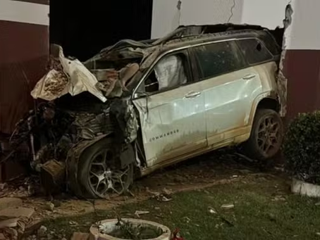 Motorista que morreu após bater carro contra portal de cidade é suspeito de esfaquear mulher e filho antes de acidente