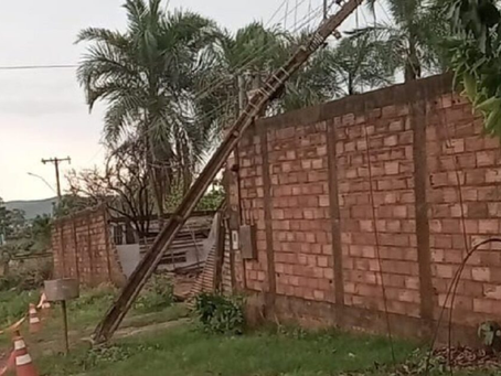 Tempestade em Caldas Novas alaga ruas, derruba árvores e deixa população sem energia