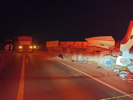 Motorista morre após acidente envolvendo quatro caminhões na BR-452, em Santa Helena de Goiás