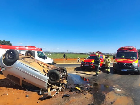 Colisão entre carro e caminhão deixa homem gravemente ferido em Goianésia