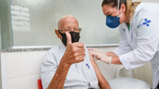 SUS começa a oferecer nova vacina contra pneumonia para idosos; veja quem pode receber