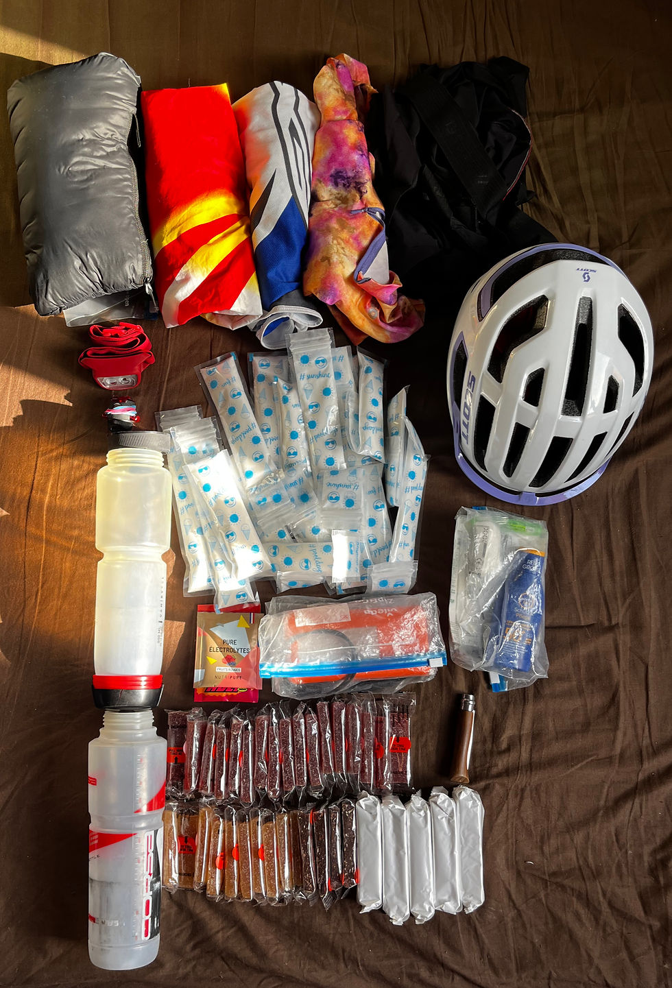 Etalage de plusieurs produits d'effort et équipement pour une compétition d'ultra cyclisme