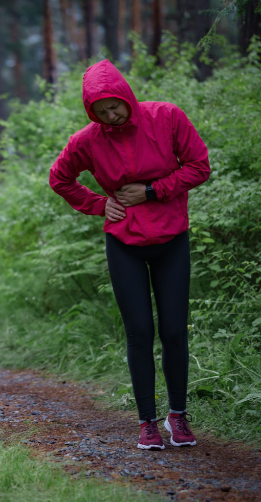 Personne souffrant de crampes à l'estomac en faisant de la course à pied ou ultra trail