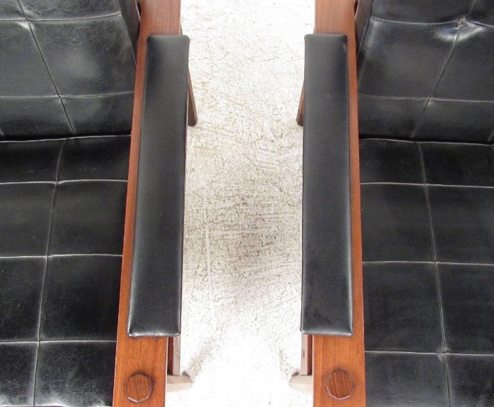 Thumbnail: Pair of Stylish Mid-Century Modern Lounge Chairs