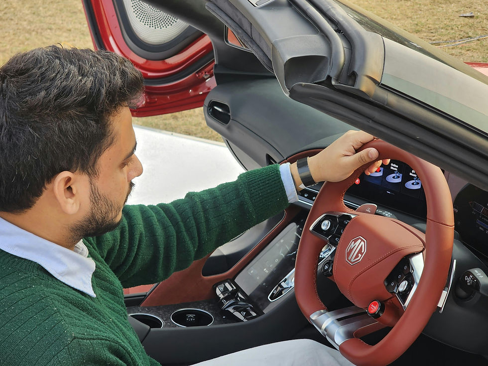 un homme au volant d'une voiture de sport MG