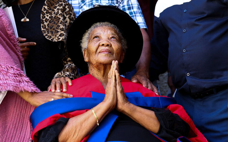 Ouma Katrina praying at a ceremony. Photo by: theafricanmirror.africa