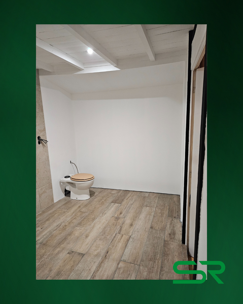 Salle de bain repeinte, murs lissĂ©s, plafond fermĂ© â piĂšce propre et rĂ©novĂ©e