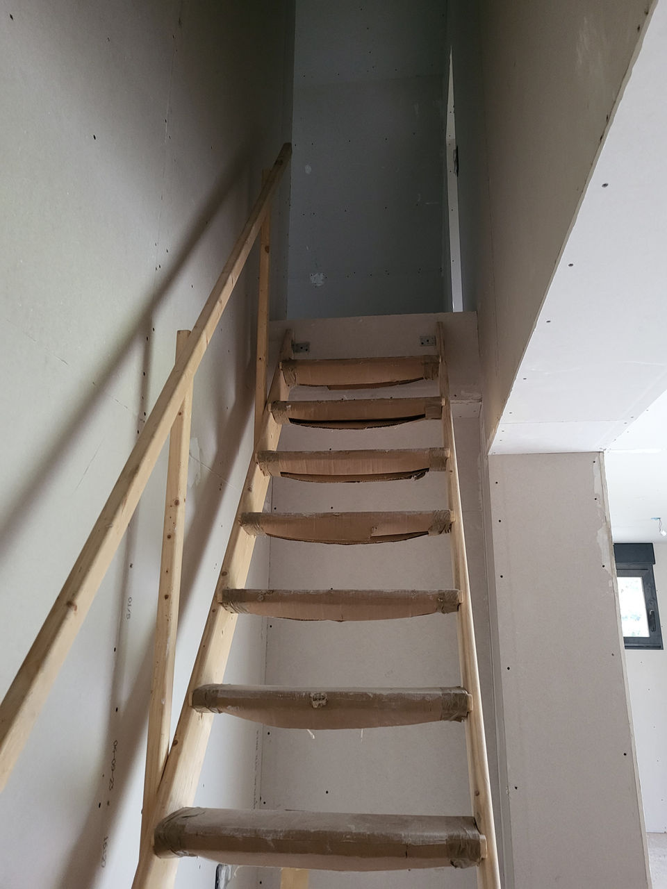 Habillage placo pour l'ouverture de l'escalier.