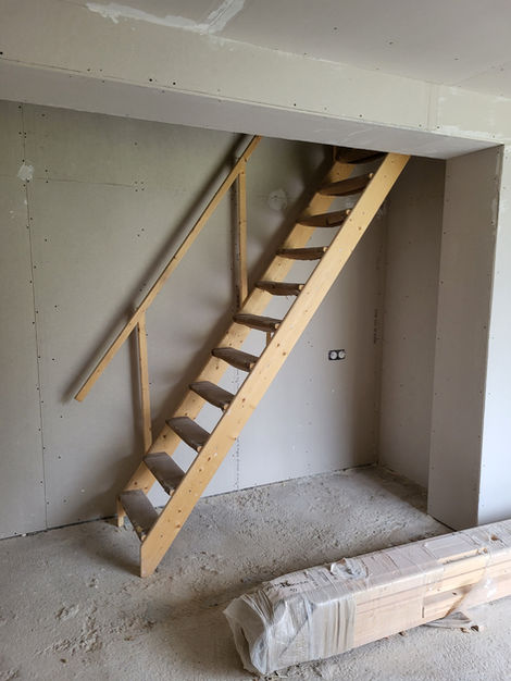 Habillage en placo réalisé autour de l’ouverture d’escalier – finition droite et propre dans une montée d’étage