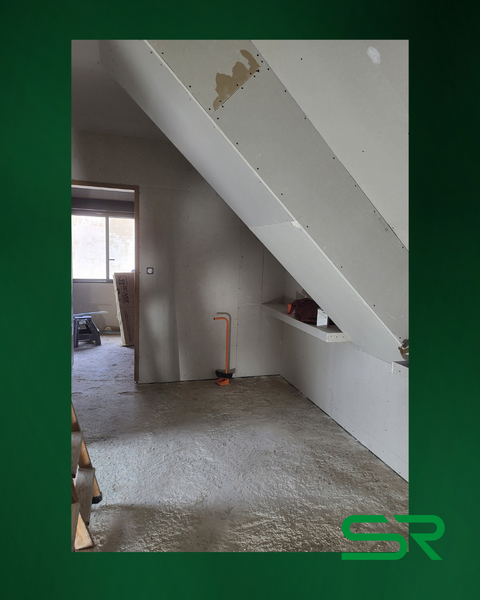 Coffrage pour poutre et isolation du couloir avec laine de verre et plaque de BA13.