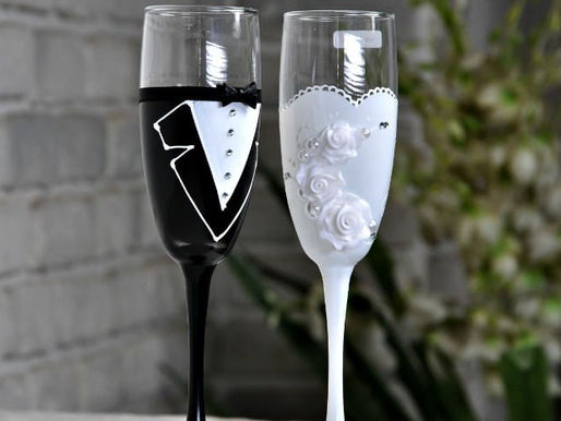 Свадебные бокалы: купить готовые или оформить своими руками? Что нужно знать перед покупкой?