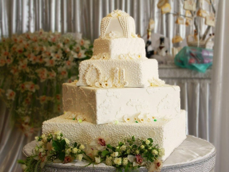 Какой торт чаще всего заказывают на свадьбу? Трендовые и оригинальные идеи фото 17