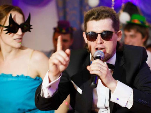 Как выбрать ведущего на свадьбу (тамаду): критерии выбора