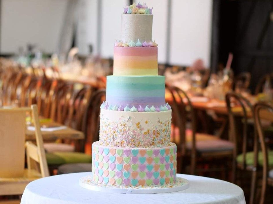 Какой торт чаще всего заказывают на свадьбу? Трендовые и оригинальные идеи фото 35