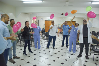 Hospital Mahatma Gandhi comemora dia dos pais com sessão pipoca, dinâmicas e prêmios