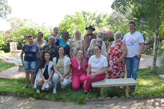 Nasf 2 reúne grupo Feliz Idade para comemoração do Dia do Idoso no lago do bosque do Mahatma Gandhi