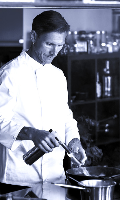 vue-du-chef-travaillant-dans-la-cuisine_