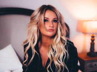 The Country Note: Kelsey Hickman Debuts “Novocaine” in Love-As-Addiction Music Video