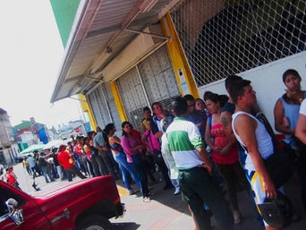 LA JOVEN DE LA MANCHA ROJA