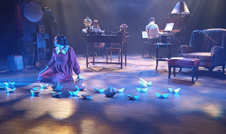 A peça conta a vida da poetisa portuguesa Florbela Espanca, reunindo dez canções originais,apresentadas ao vivo por dois musicos em cena (piano e violoncelo),num sensível mergulho poético e musical.