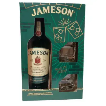 Виски Jameson 0.7L вместе с двумя стаканами, представленными на нейтральном фоне.