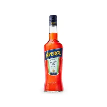 Бутылка ликера Aperol с характерным оранжевым цветом и стильным дизайном.