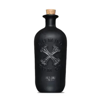 Бутылка рома Bumbu XO с изящным дизайном, отражающим качество и традиции производства.