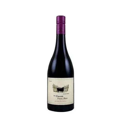 Вино Le Grand Noir Pinot Noir в элегантной бутылке с темно-красным напитком, что отражает его богатый вкус.