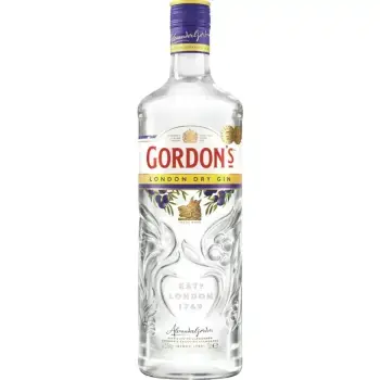 Бутылка джина Gordon's с классическим дизайном и яркой этикеткой.