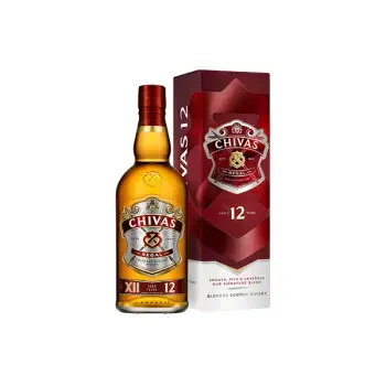 Виски Chivas Regal 12 лет, элегантная бутылка с золотистой этикеткой, символ шотландского качества.