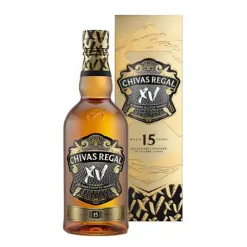 Бутылка Chivas XV с золотистой этикеткой