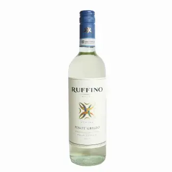 Бутылка вина Ruffino Lumina Pinot Grigio с яркой этикеткой и светлым золотистым цветом.