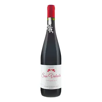 San Valentin Garnacha – красное вино в стильной бутылке с яркой этикеткой, подчеркивающей его качество.