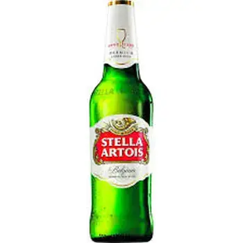 Пиво Stella Artois в стеклянной бутылке с этикеткой, отражающей классический стиль бренда.