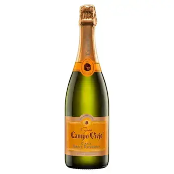 Campo Viejo CAVA Brut – игристое вино в стильной бутылке с этикеткой, подчеркивающей его качество.