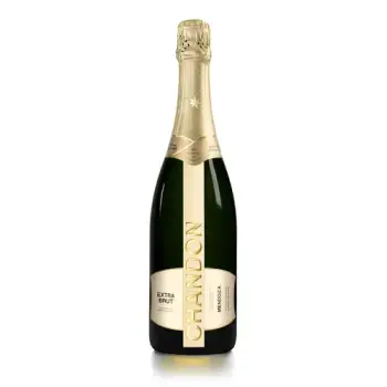 Бутылка Chandon Brut из прозрачного стекла, наполненная искрящимся шампанским.