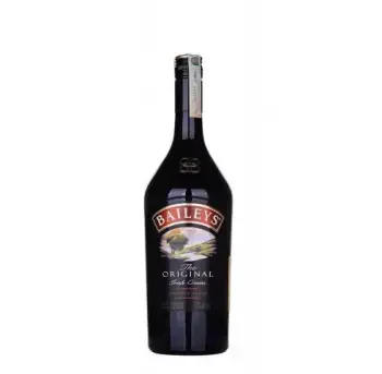 Ликер Baileys Original в бутылке с кремовым напитком, сочетающим ирландский виски и сливки.