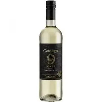 Бутылка вина Gato Negro 9 Lives Reserve Sauvignon Blanc с этикеткой, подчеркивающей его уникальность и качество.