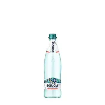 Бутылка минеральной воды Боржоми, с этикеткой, подчеркивающей натуральность продукта.