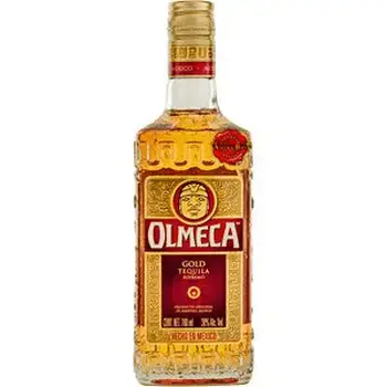 Бутылка текилы Olmeca Gold на светлом фоне, с яркой этикеткой и золотистым напитком.