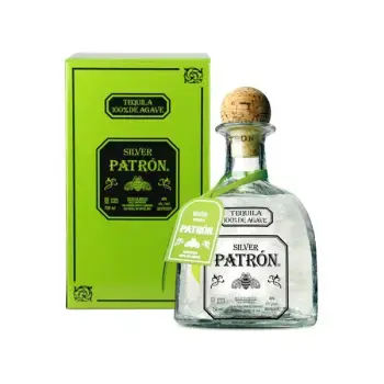 Бутылка текилы Patron Silver возле зеленой упаковки, на светлом фоне.