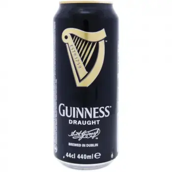 Банка пива Guinness, известный своим насыщенным вкусом и темным цветом, расположена на белом фоне.