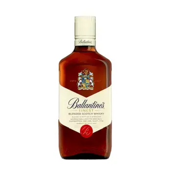 Виски Ballantine's в бутылке с элегантным дизайном, известный своим мягким вкусом и ароматом.