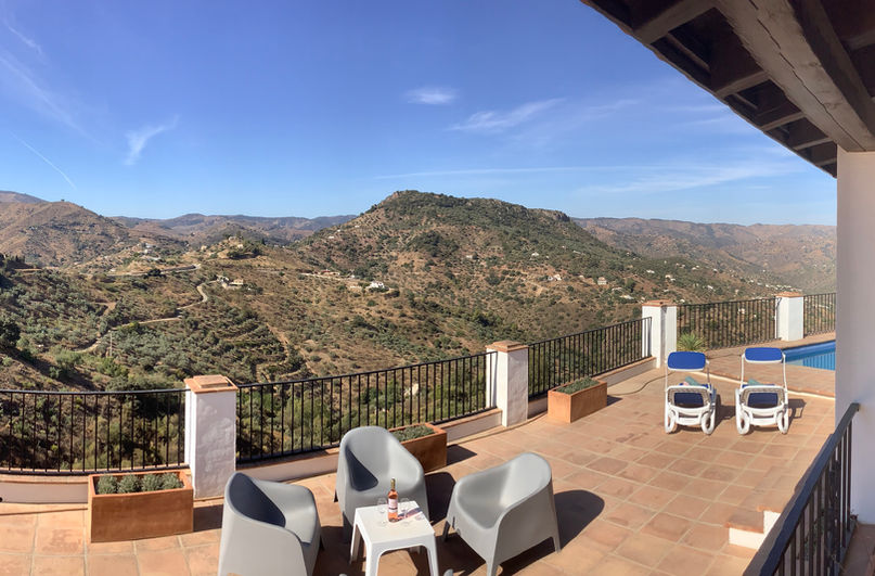 Casa Mendoza bechikt over twee ruime terrassen met zowel zon als schaduw.