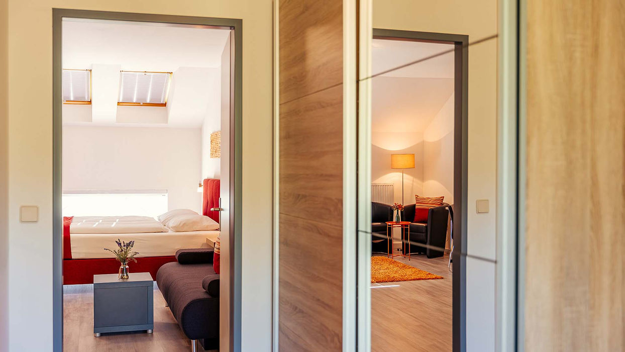 Eingangsbereich mit Blick auf das Bett