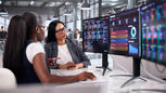 Tecnico informatico monitora la sicurezza della rete aziendale per proteggere dati, server e infrastrutture da minacce informatiche.
